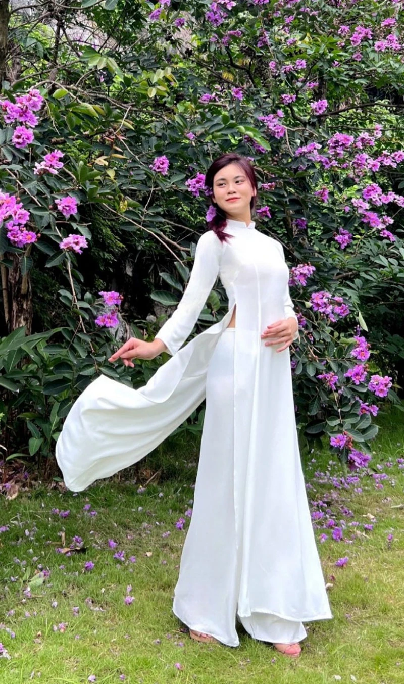 Áo dài trắng tựu trường